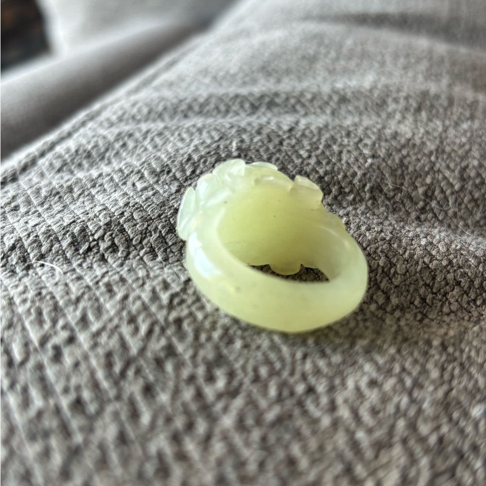 Carved Pale Green Hetian Jade Ring - Picture 4 of 11